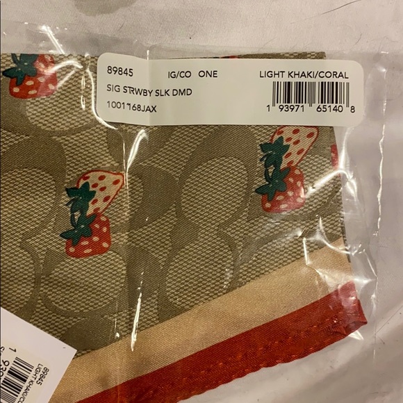Coach silk diamond scarf strawberry print - Picture 6 of 7